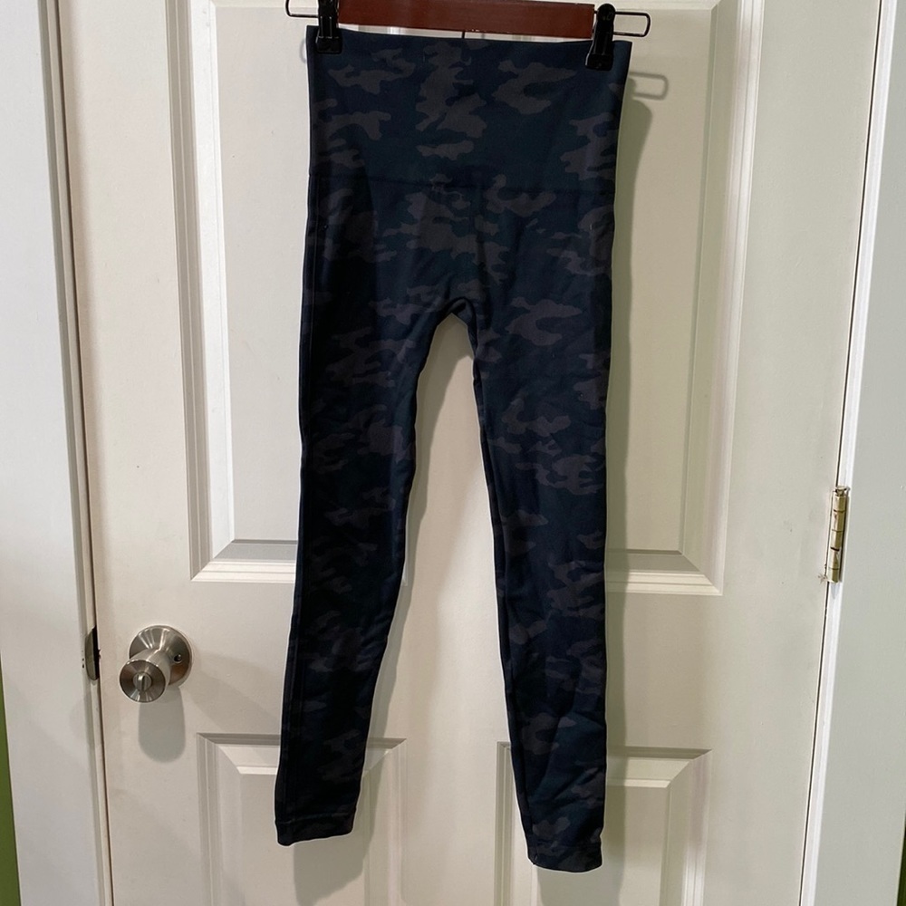 Spanx Dark Camo Leggings Small